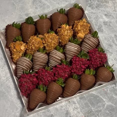 Клубника в шоколаде ,финики ,бананы