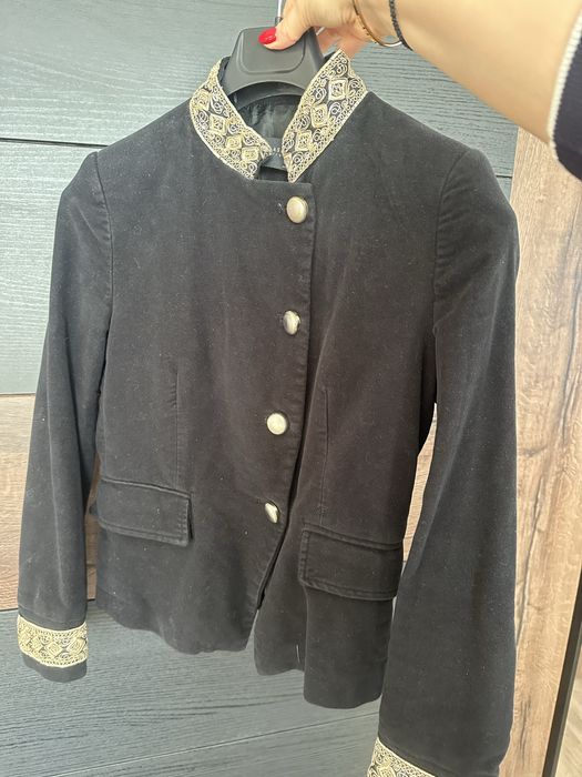 Сако Zara с ръчни орнаменти