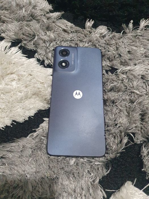 Motorola g04 este puțin crăpat in colt dar nu afectează telefonul