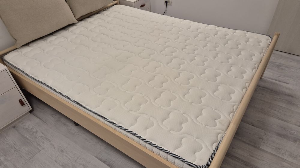 Vand pat cu saltea topper si noptiere