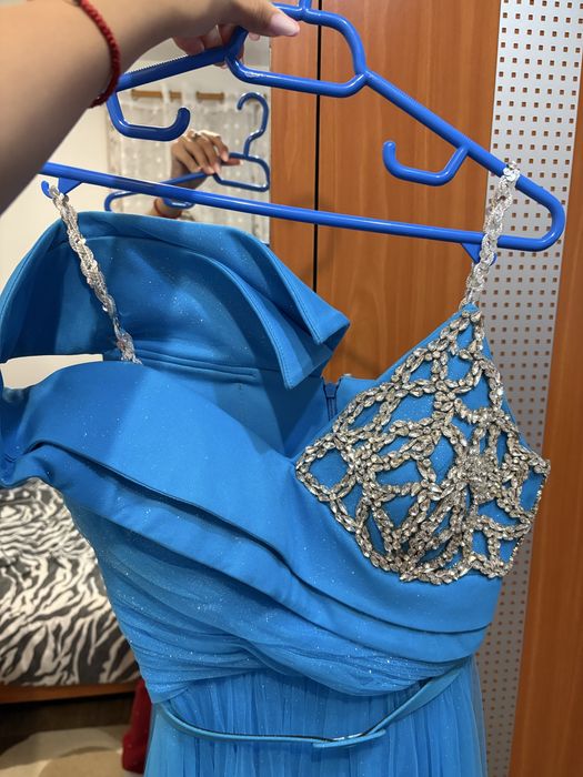 Rochie elegantă de ocazie , purtată o singură dată ,mărime mică , la 1,60 înălțime,mai multe detalii în privat