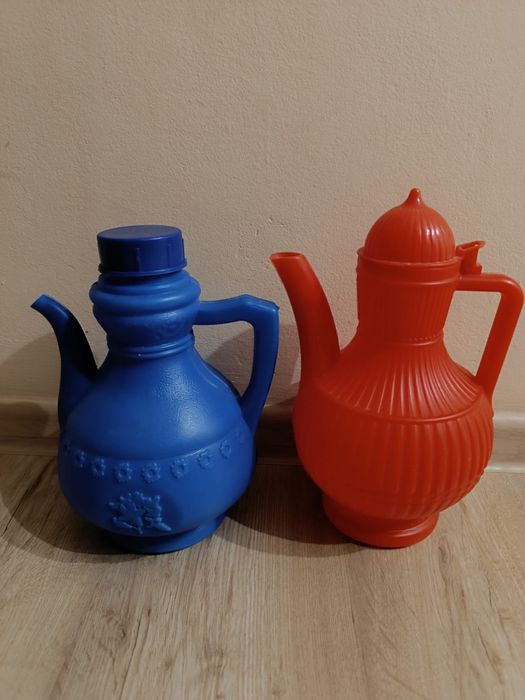 Пластиковые кувшины с крышкой