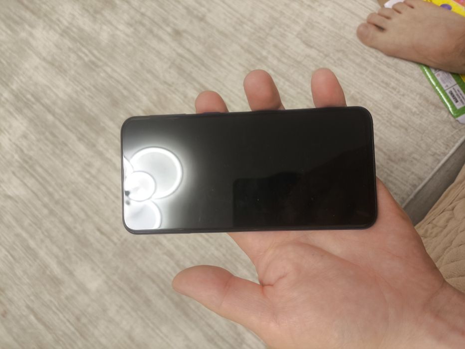 Продам Samsung a40в хорошем состоянии