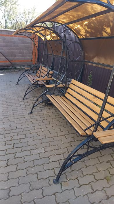 Качели садовые с элементами ковки.