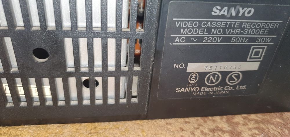 Vând 2 video playere defecte, Sanyo și Orion.