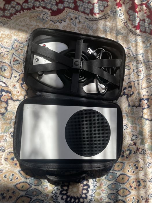 Продам Xbox Series S в отличном состоянии