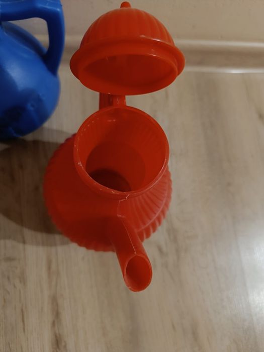 Пластиковые кувшины с крышкой