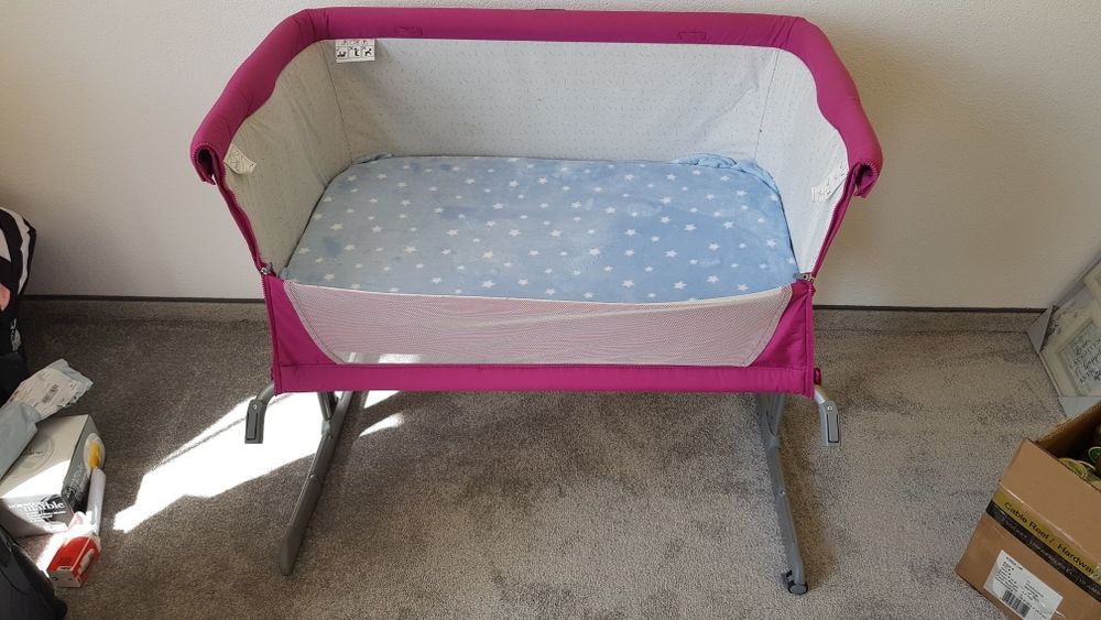 Бебешко легло next to me