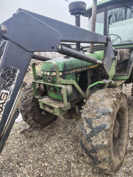Încărcător frontal John Deere nu 2040 S