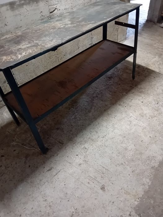 Работна метална маса