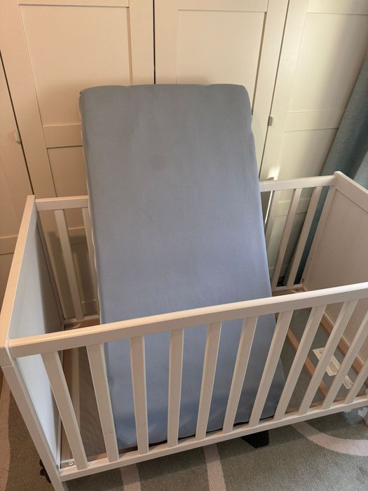 Vând pătuț Ikea Sundvik alb + saltea cocos (stare foarte bună, ambele)