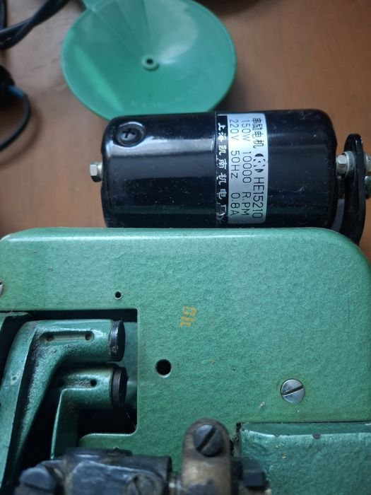 Продам оберлок. .