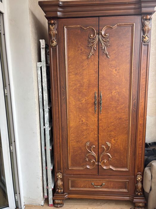 Шкаф деревянный коричневый