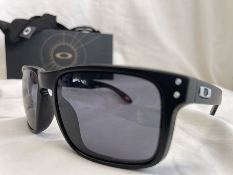 Oakley Holbrook