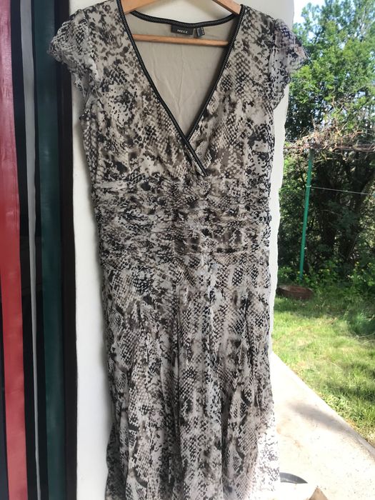 Слот от две рокли: COS и Zara