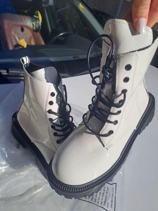 Ghete noi albe cu talpa neagra