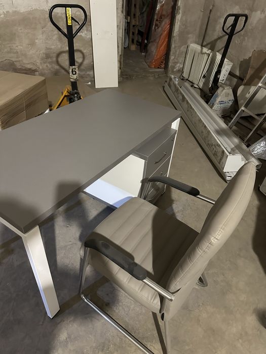 Продам новый комплект (стол и стул)