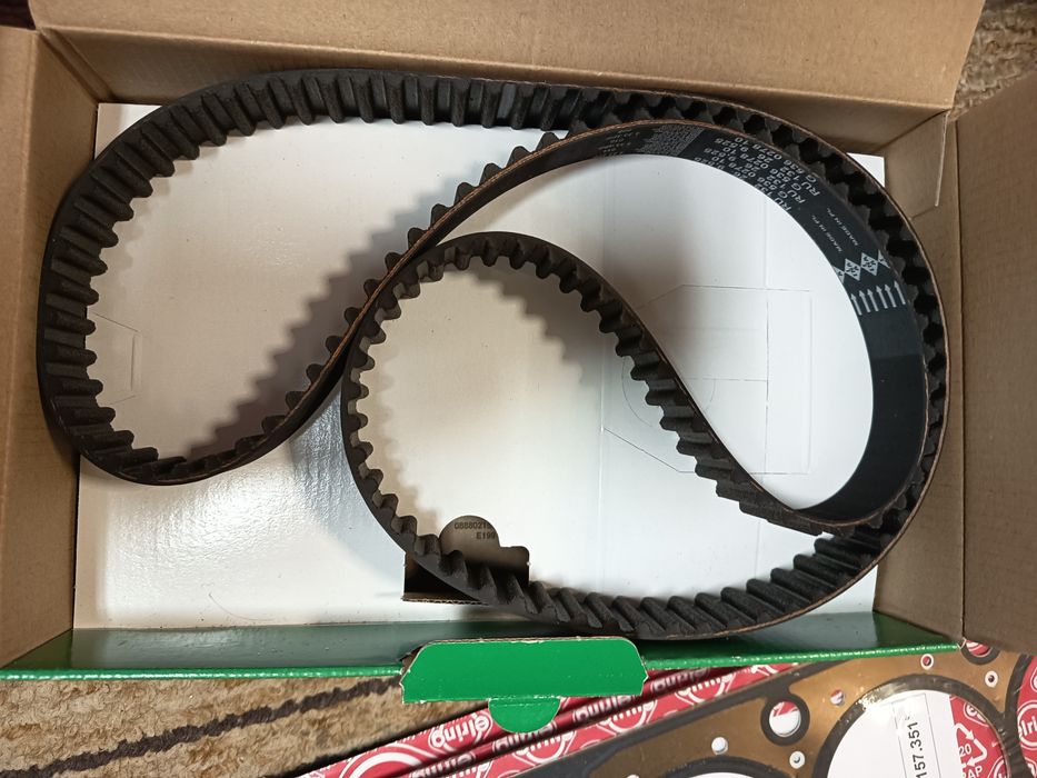 Продавам нови гарнитури за глава,картер,капак клапани,болтове за главата и комплект  ремък и ролка за Рено лагуна 1 ,1,9 ДЦИ