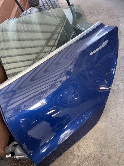 Tesla model Y врата