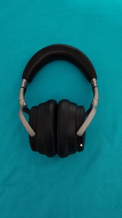 DENON AH-GC30 căști audio Bluetooth, cu un burete deteriorat se vede în ultima poză.