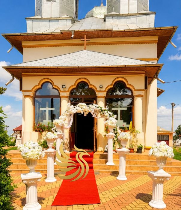 Aranjament biserica decor decoratiuni florale intrare cununie nunta bo