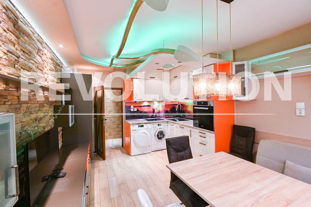 Тристаен апартамент в ж.к. Младост 1