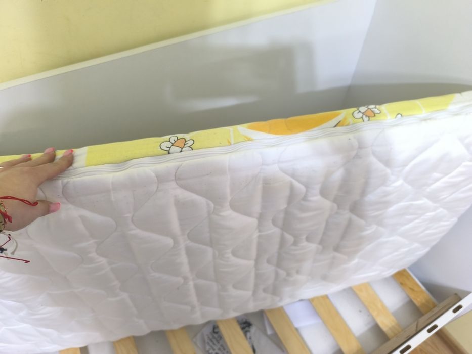 Продавам 2 бебешки дървени легла – отлично състояние!