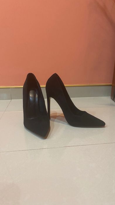 Черни остри токчета