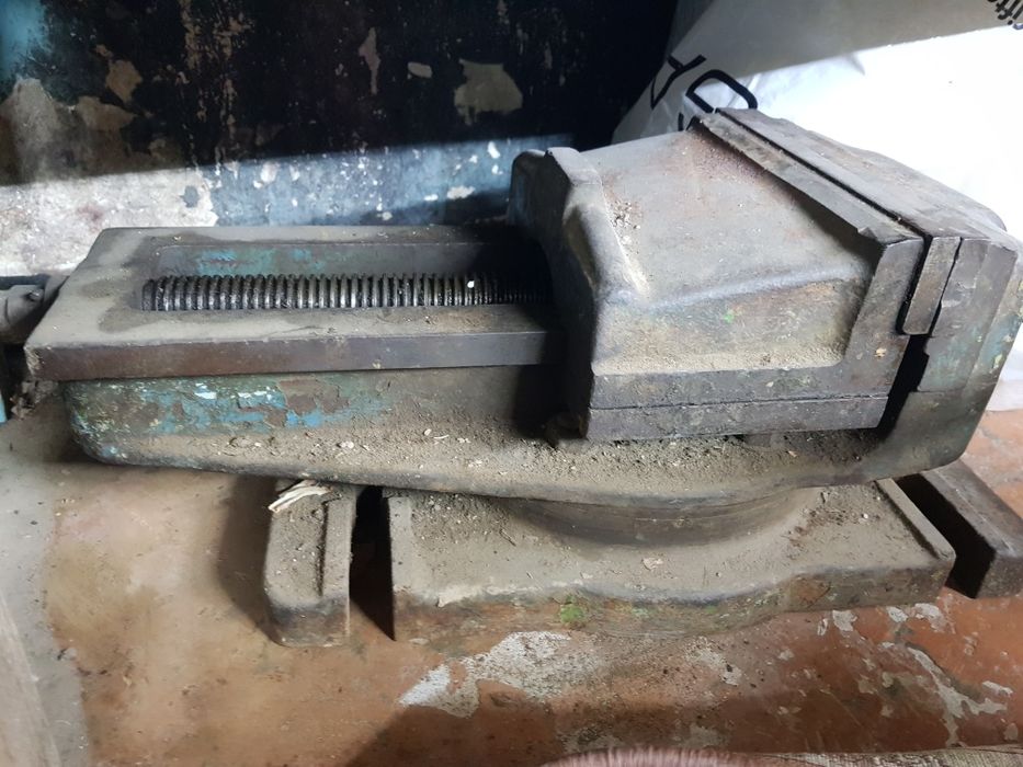 Срочно Продам большой огромный тиски Советский СССР