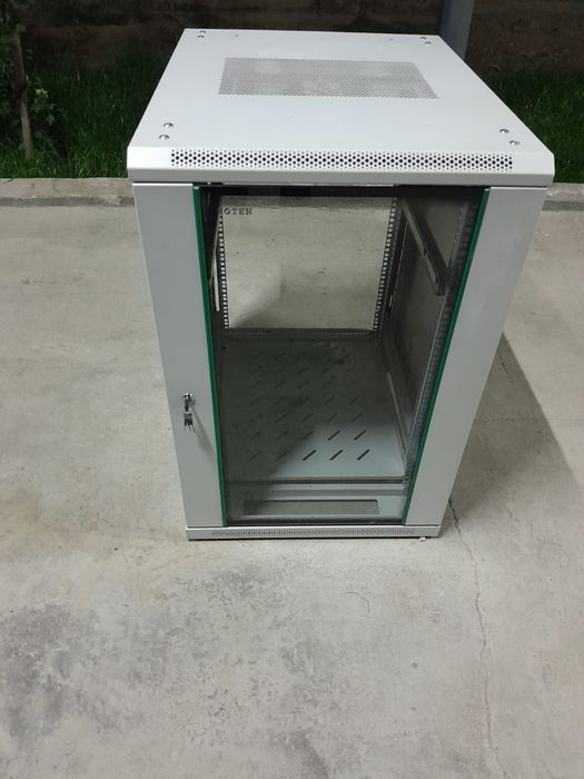 Серверный шкаф ещё есть маленький шкаф