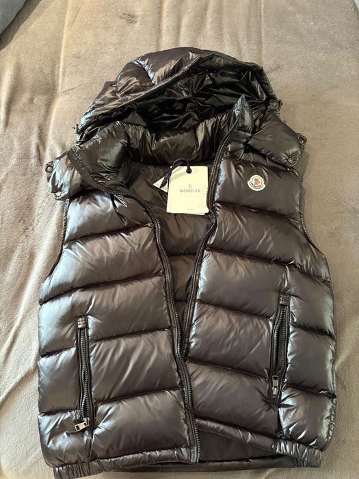 Vestă Moncler cu glugă- Moncler Bormes Hooded Down Gilet