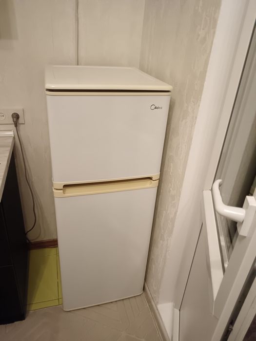 Холодильник двухярусный с морозильником Midea