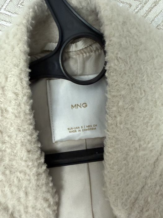 Бомбер куртка от манго