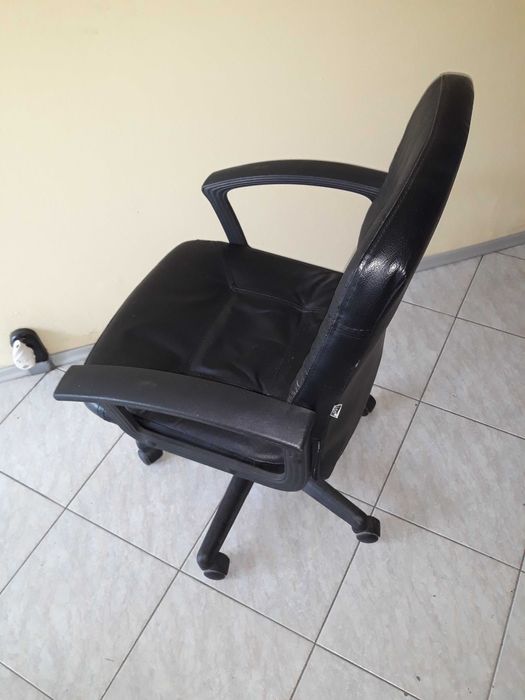 Продавам Офис стол