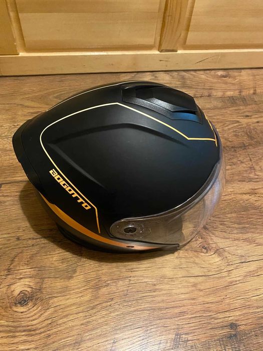 Продавам каска Богота