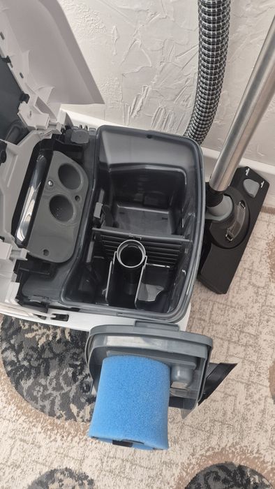 Bosch AguaWash&Clean Продаётся моющий пылесос.