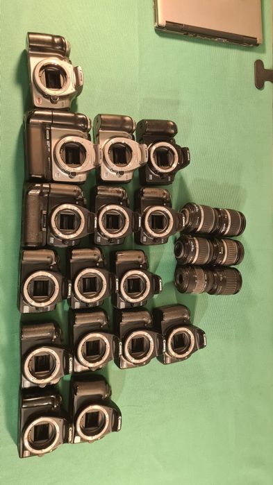 Lot 22 Canon DSLR si obiective