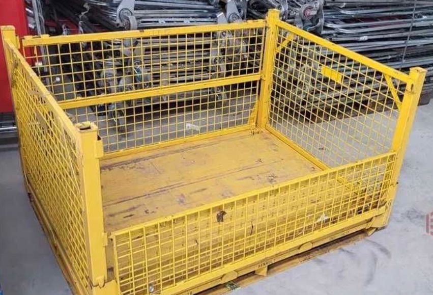Avem o cantitate mare  de box paleti pliabili  cu podea de tabla