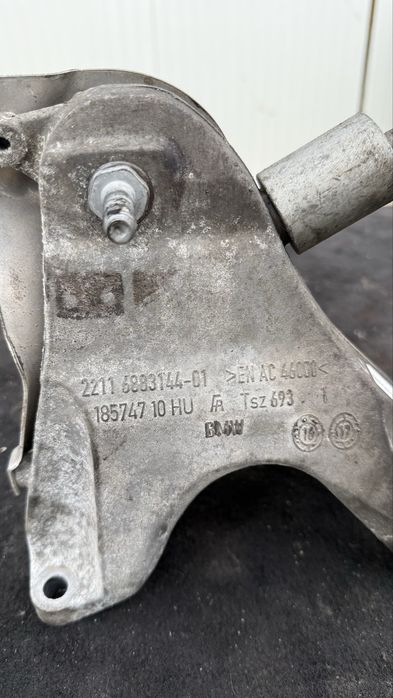 Дясна лапа двигател b58 БМВ F22 F23 F30 F32 F33 F34 F36 B58