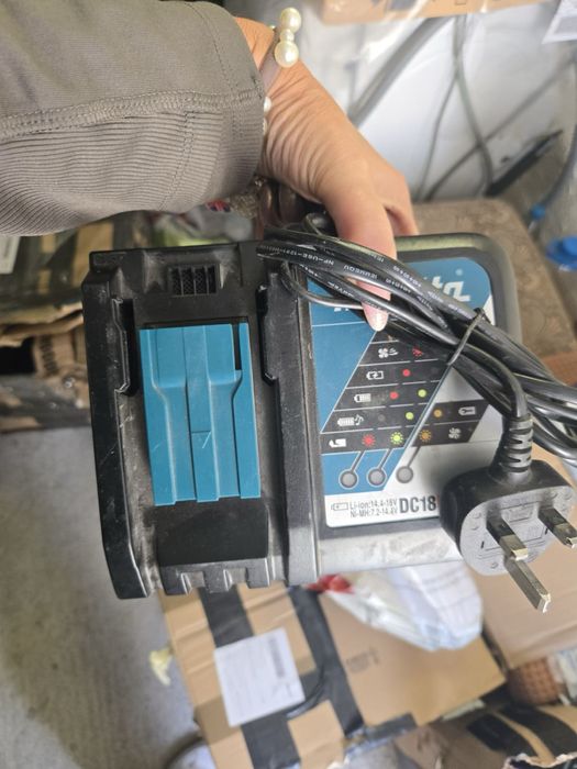 Makita DC18RC зарядно за батерии