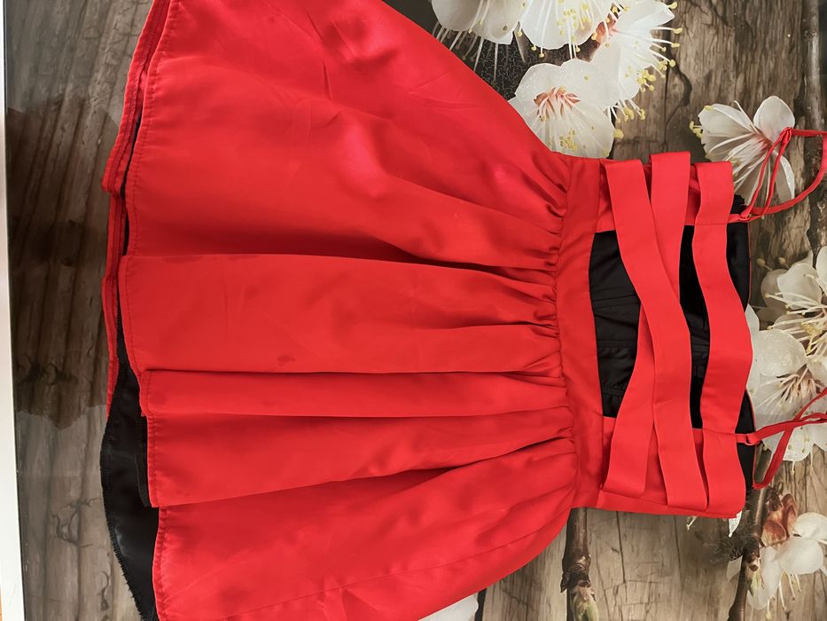 Червена сатенена Рокля