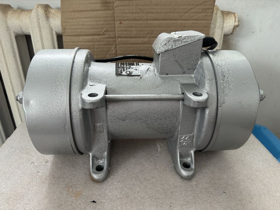 Вибромотор для вибростола