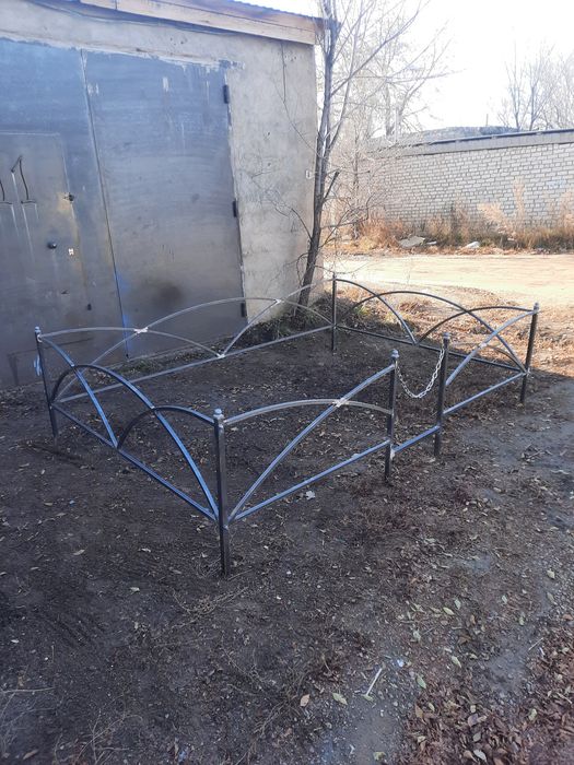 Оградки, кресты, цветники.