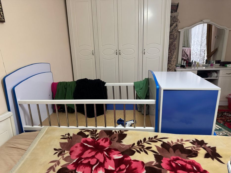 Детская кровать с полками