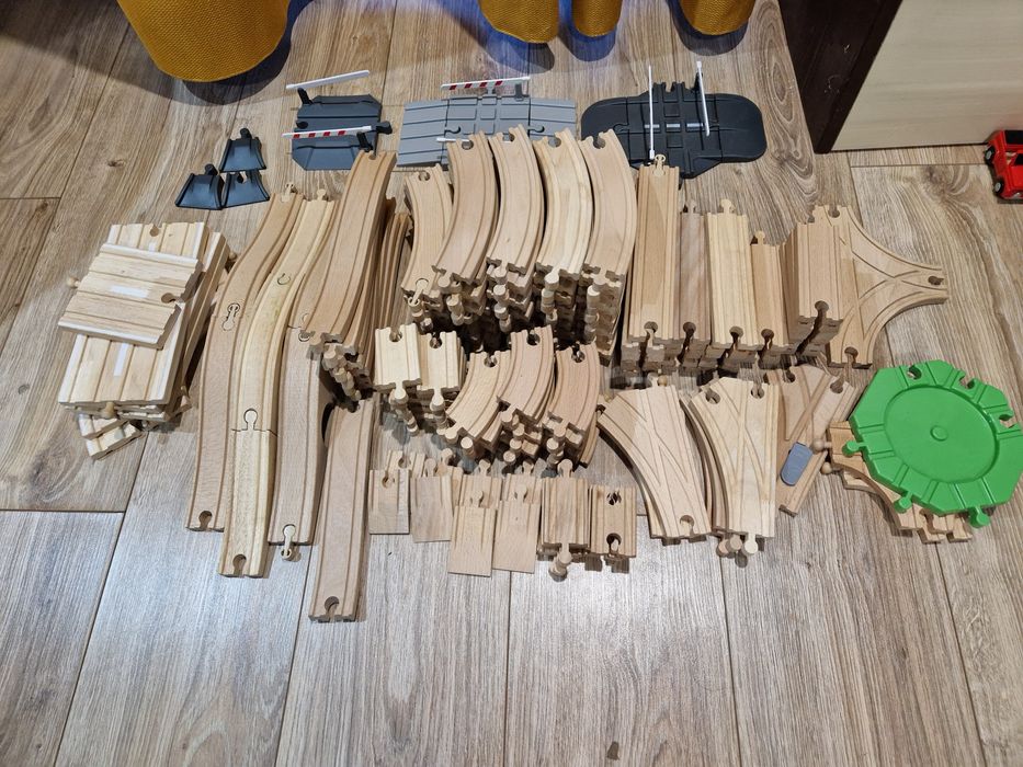 Pachet jucarii - trenulete / masini si sine de lemn