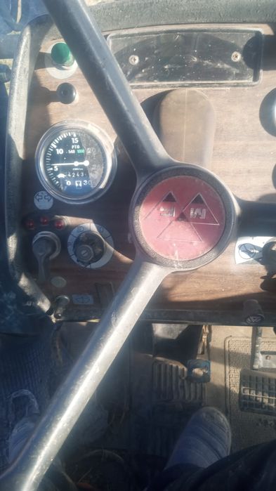 Vând tractor Massey Ferguson cu incarcator- 2640-4300 de ore