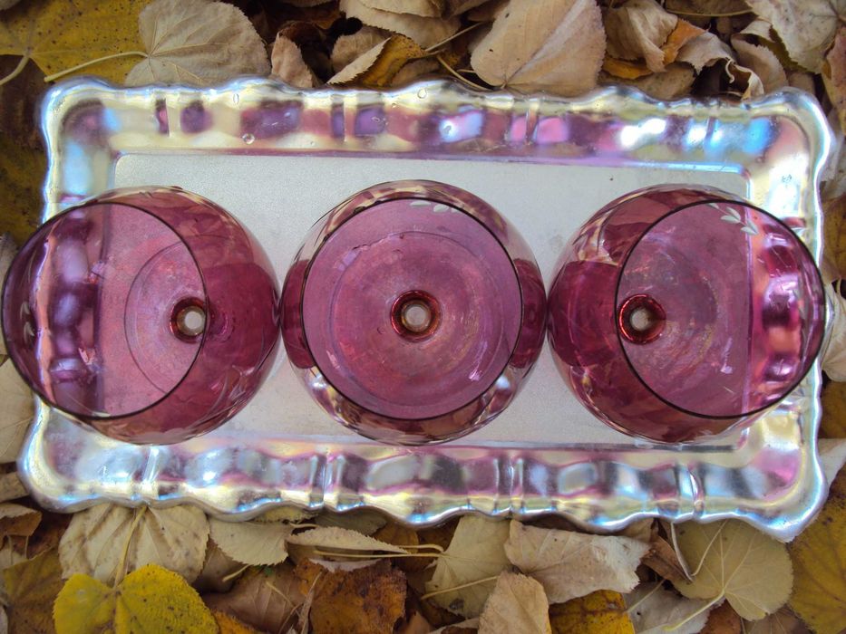 Ретро цветни червени чаши от калиево стъкло