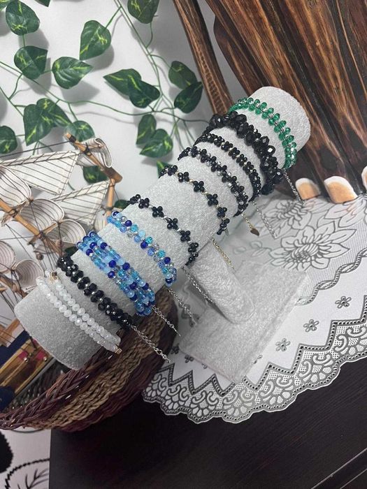 Гривни от маниста