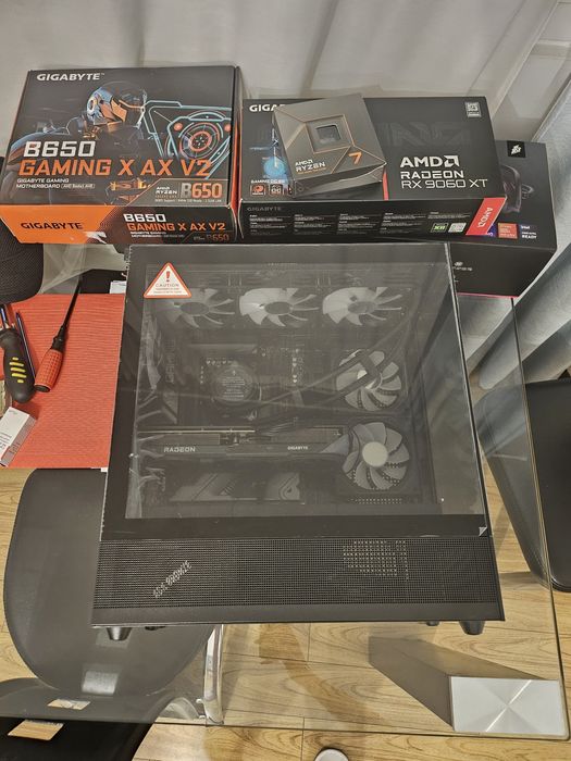 Vand pc gaming  ryzen 7700x rx 9060xt inpecabil nou