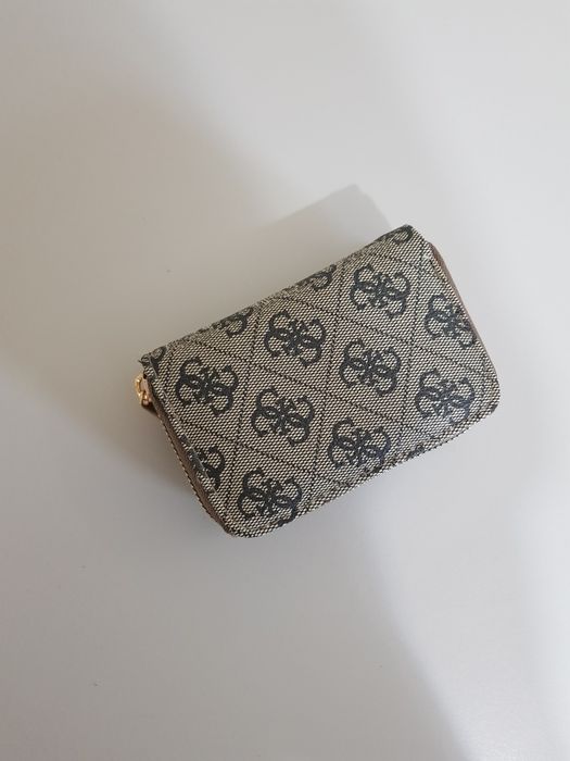 Guess mic potrivit la geanta mica